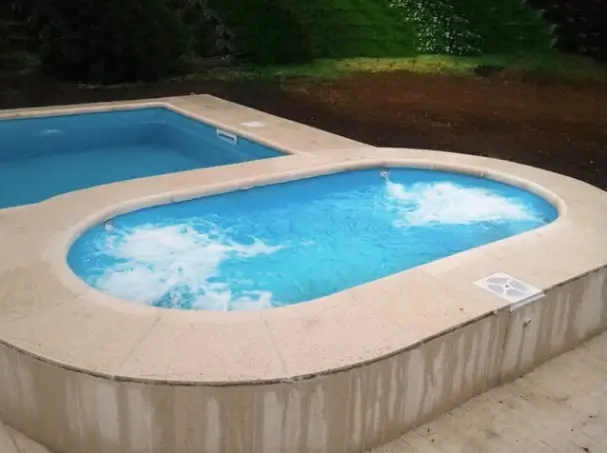Pileta de fibra de vidrio Moldear Línea Doble Banco (modelos M-DB360 y M-DB395) instalada en un patio con living exterior